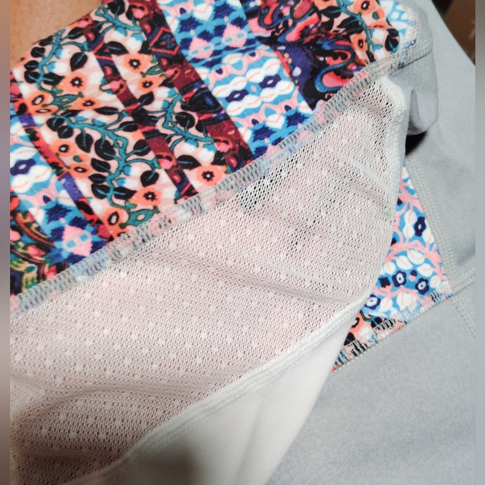 Athleta nomad salutation mesh Capri leggings - Picture 3 of 7